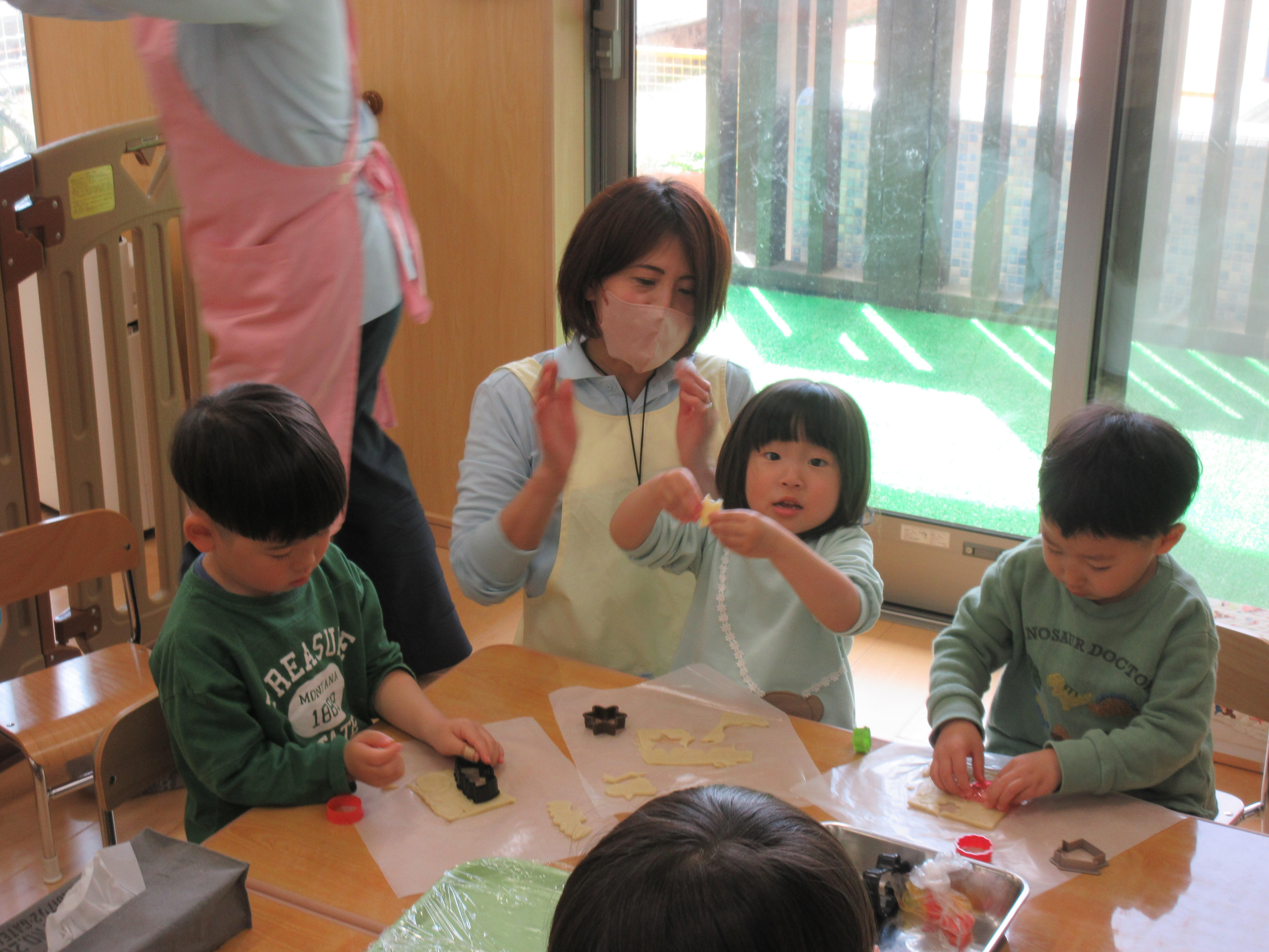 ２歳児さんの型抜き