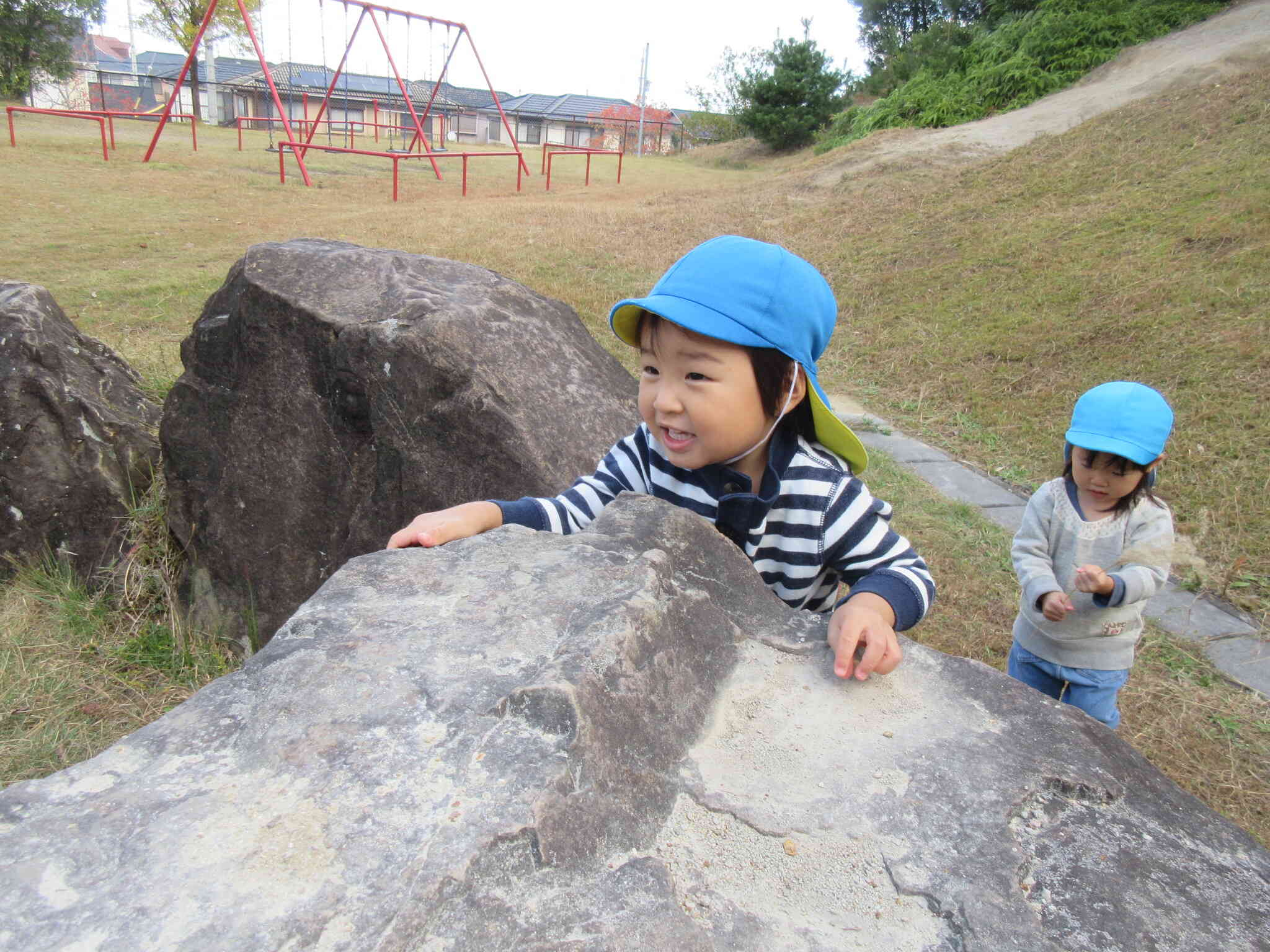 くすの木公園！大きい石に登ったよ。