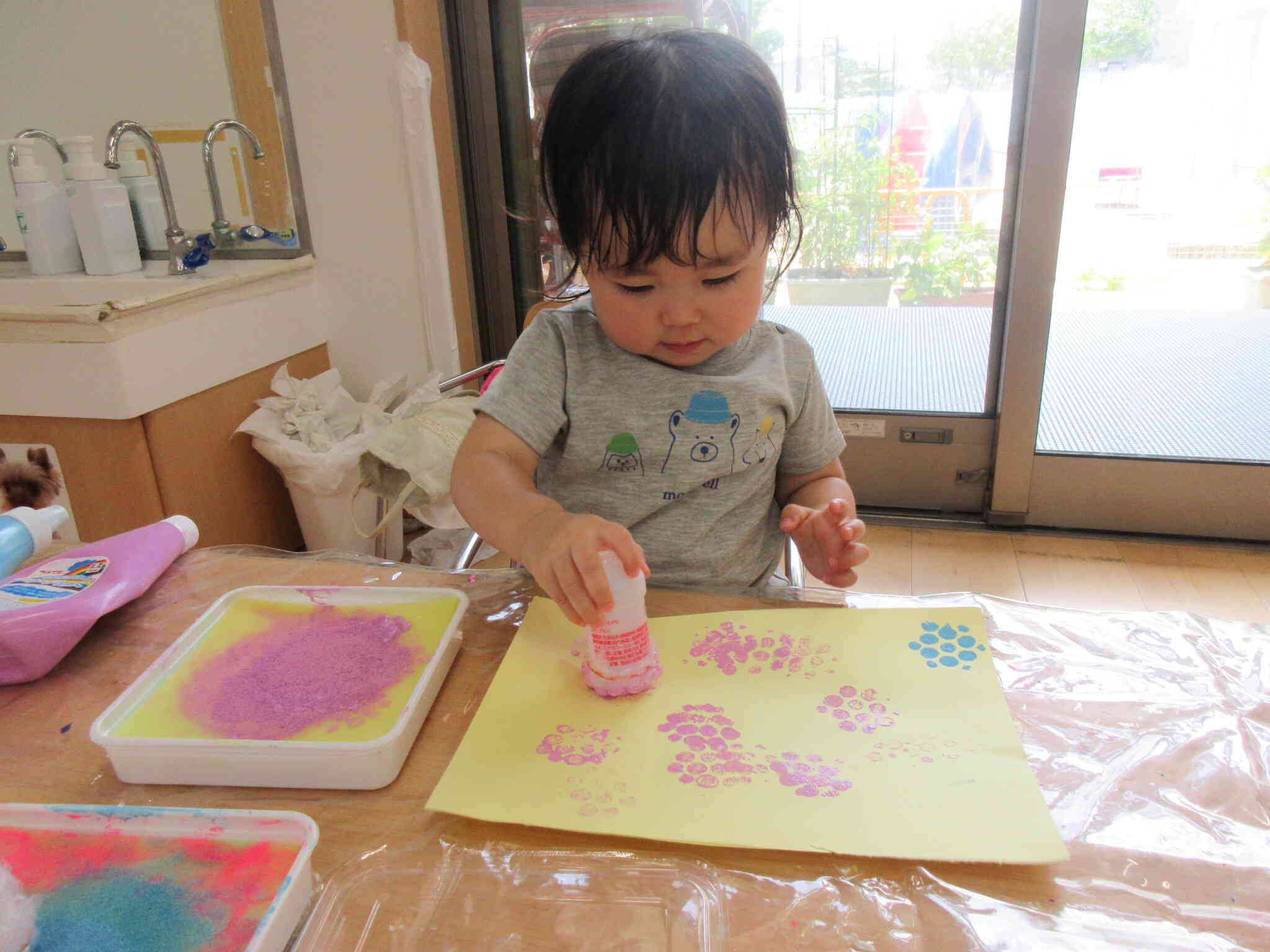 絵具でポンポン。模様が素敵だね～！！