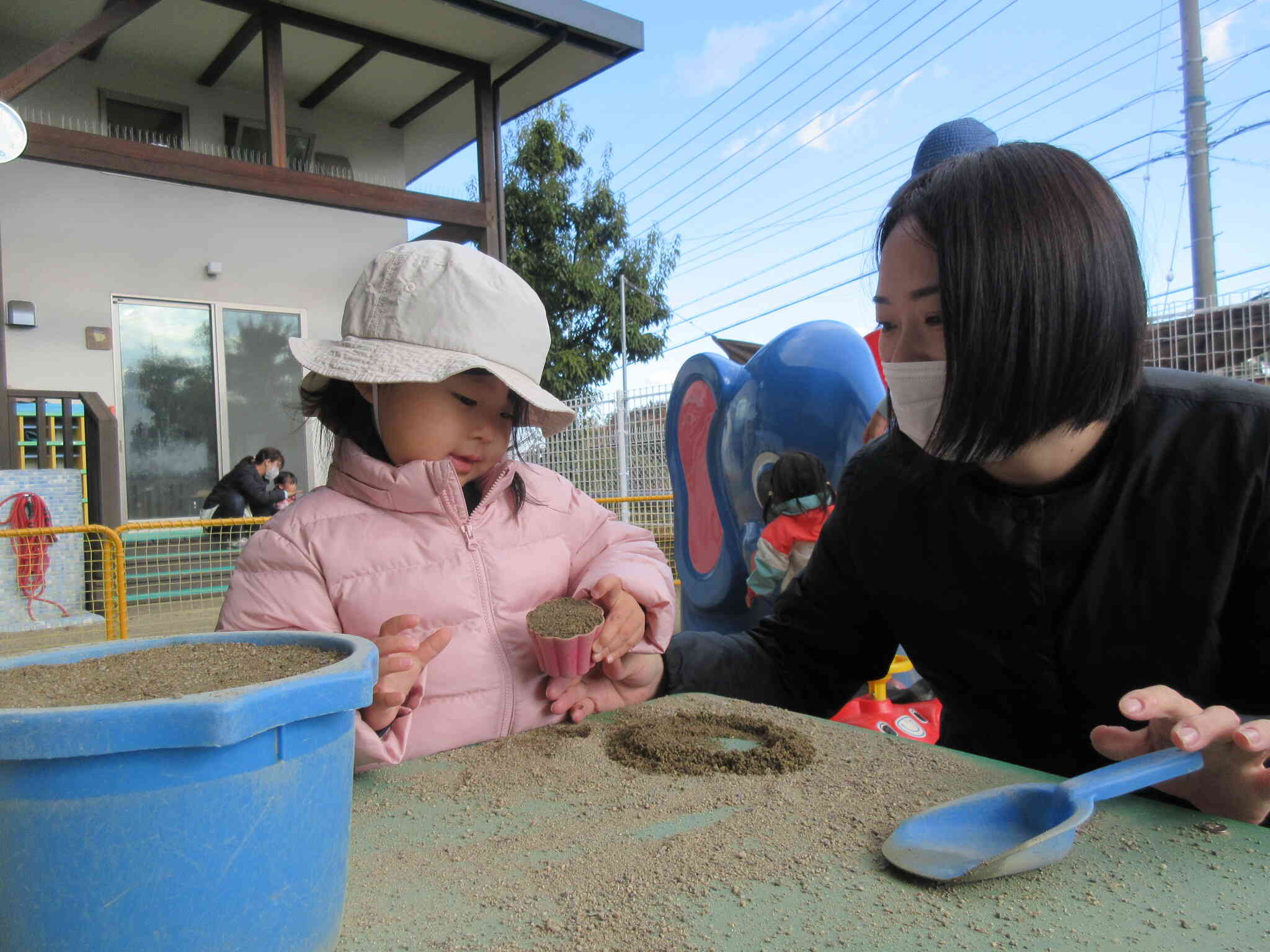 お砂遊び・・!ママと出来てうれしいね。