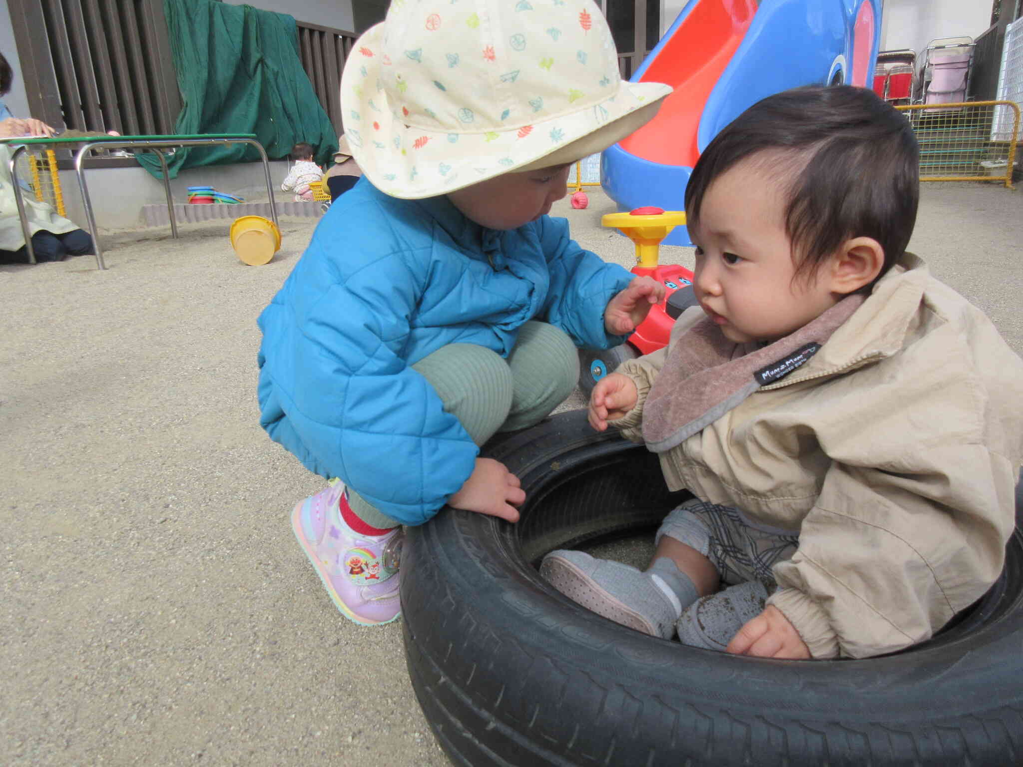 新しいお友だちに興味深々だね！！