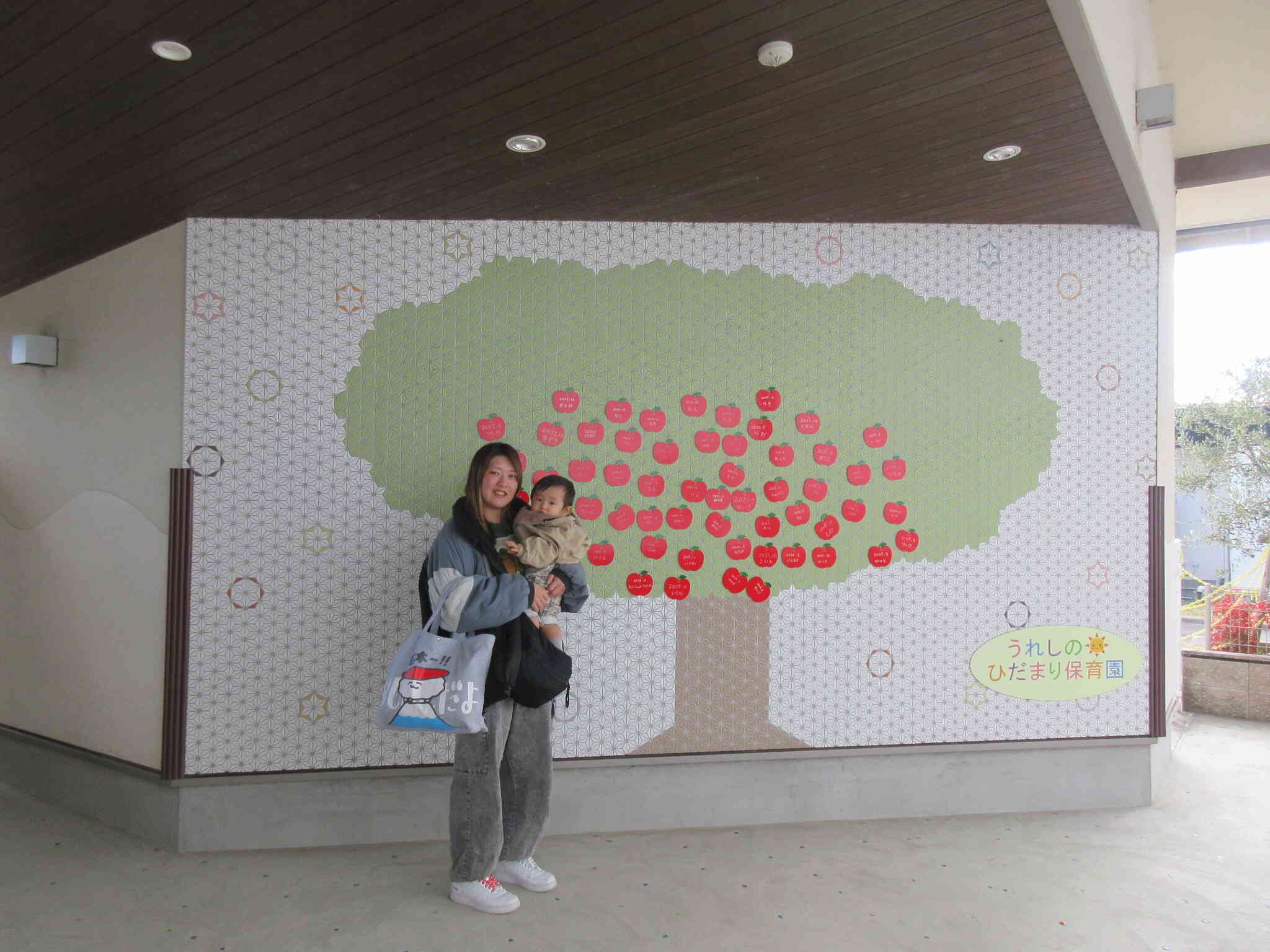 ママと一緒に！リンゴを付けたよ！