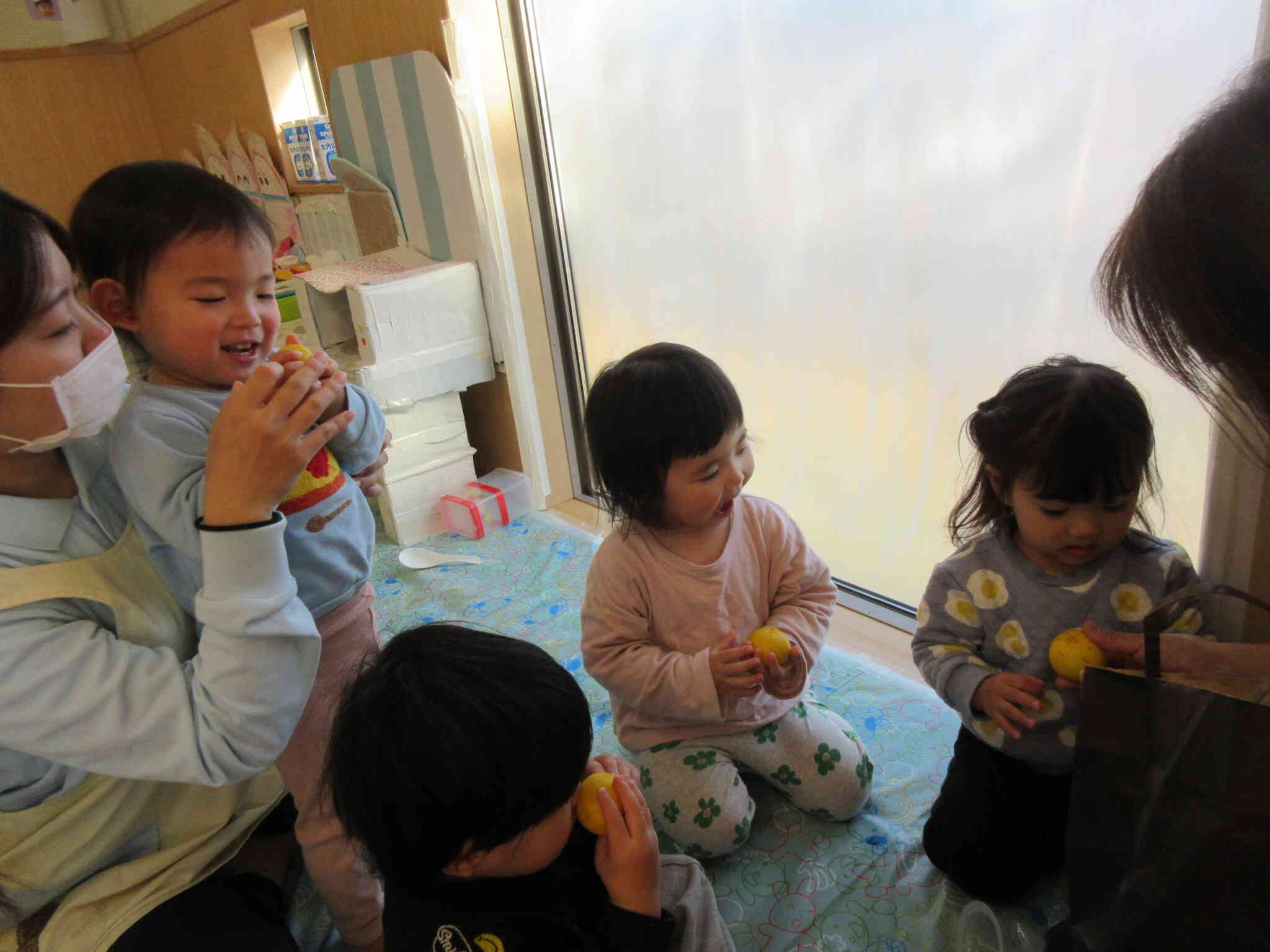 ゆず持って嬉しそう！