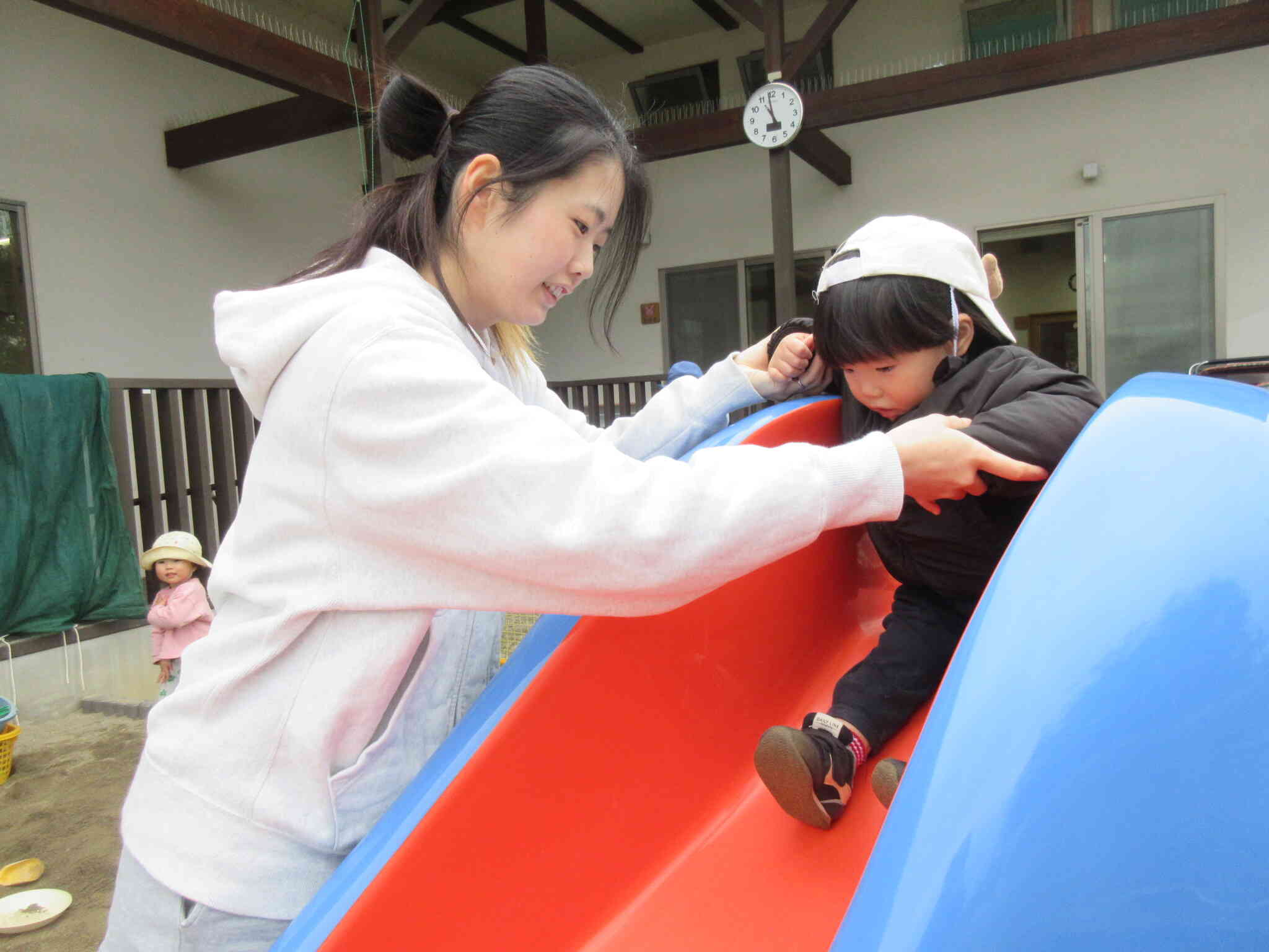 お母さんとすべり台・・！うれしいね！