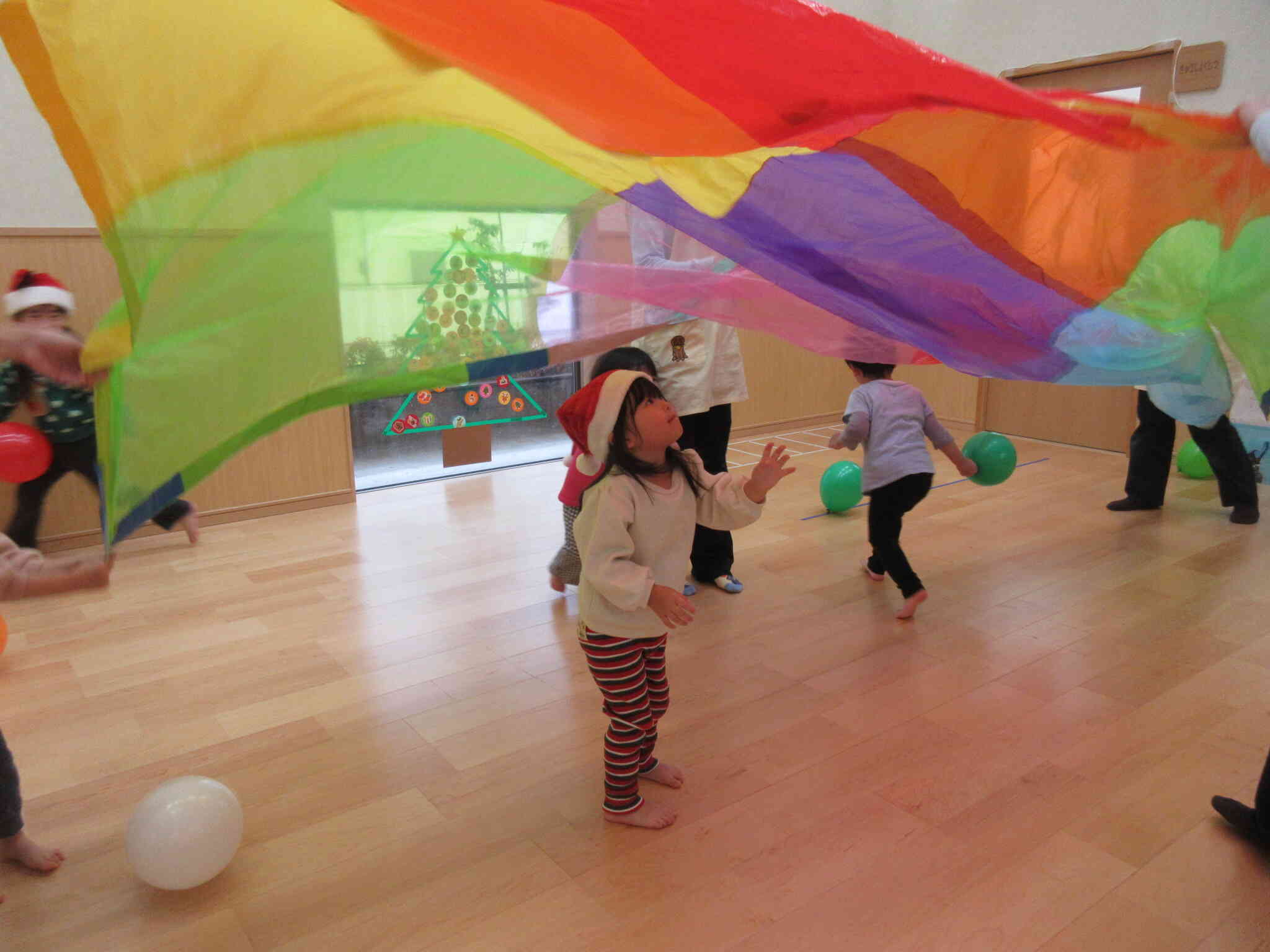 ホールで風船バルーン！みんな元気いっぱい！！