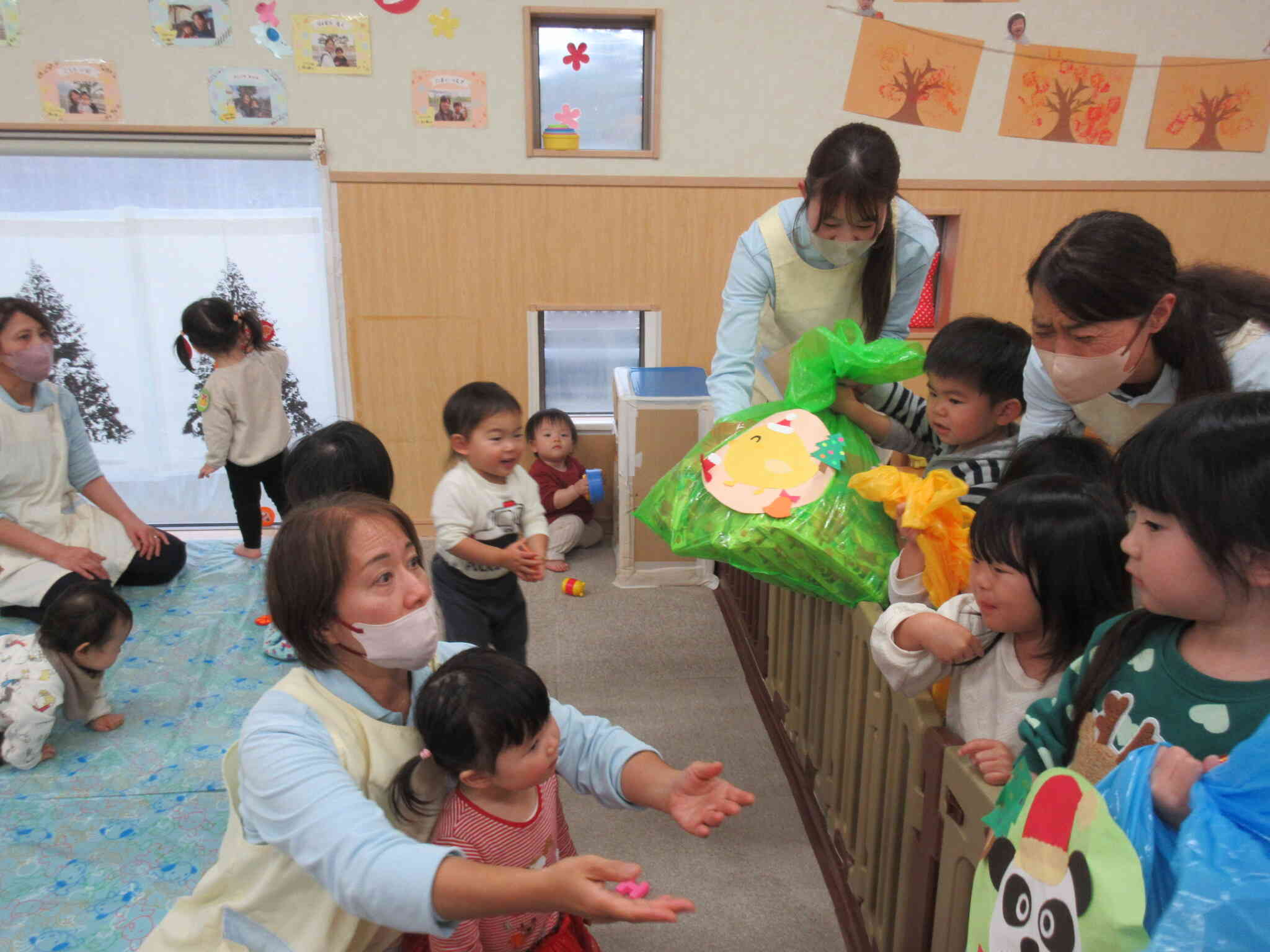 ひよこぐみのお友だちへ！プレゼントを届けたよ！！