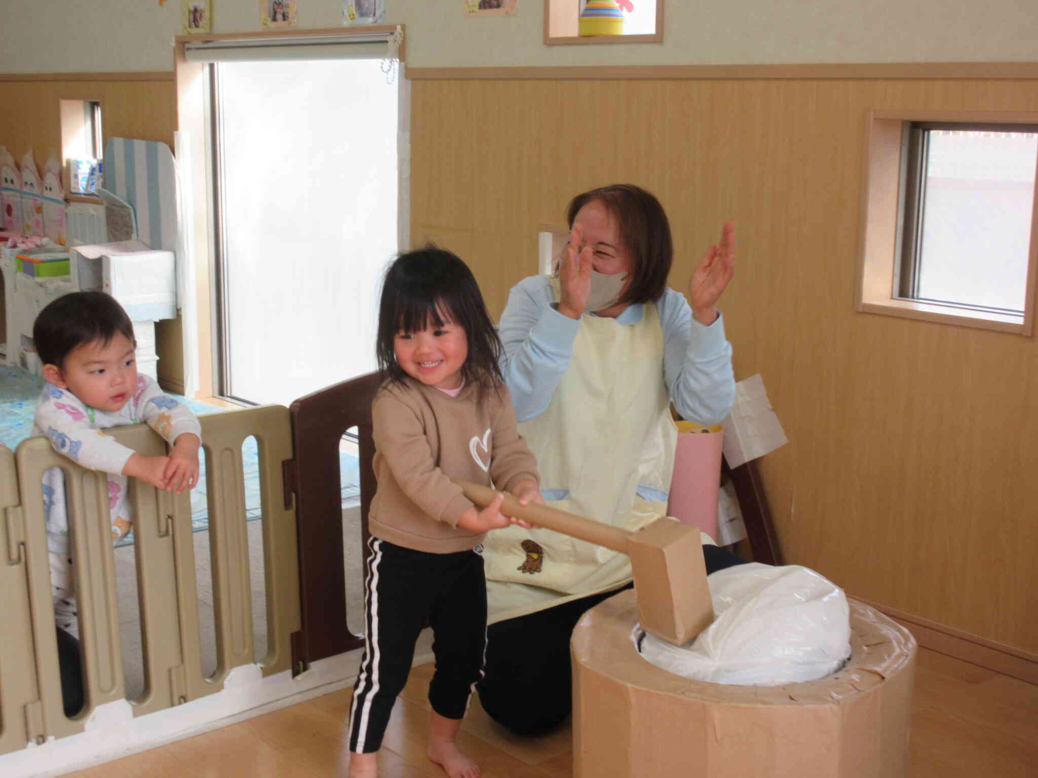 食育活動（お餅つきごっこ）