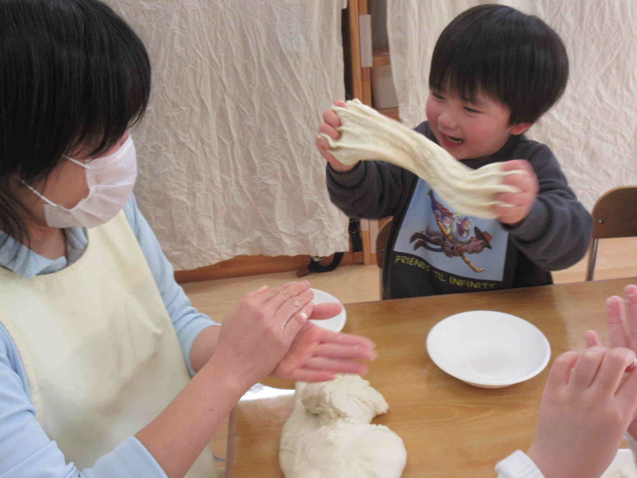 粘土がびろ～ん！お餅みたいだね！