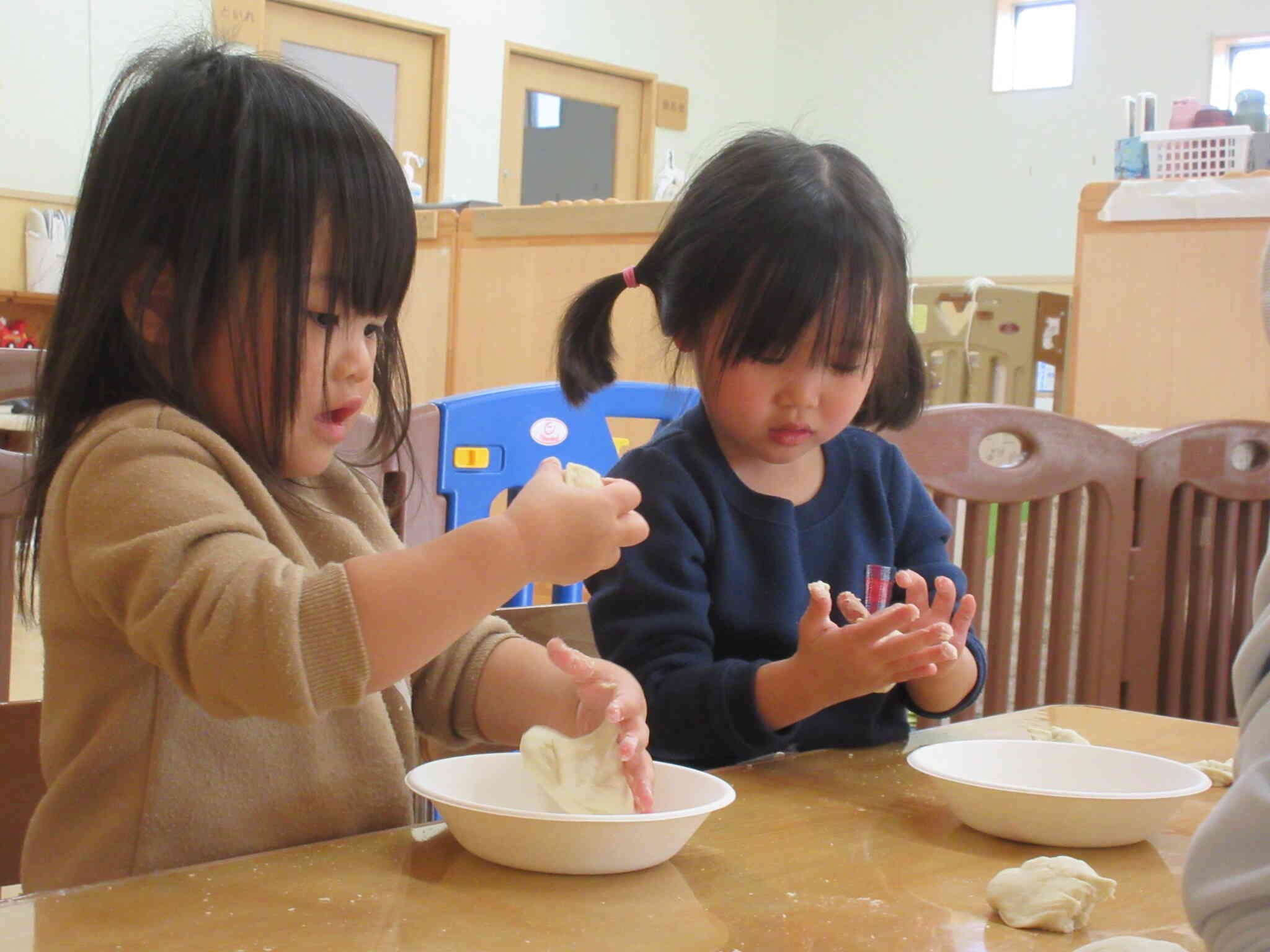 コロコロ丸めて・・！おいしくなぁれ！！