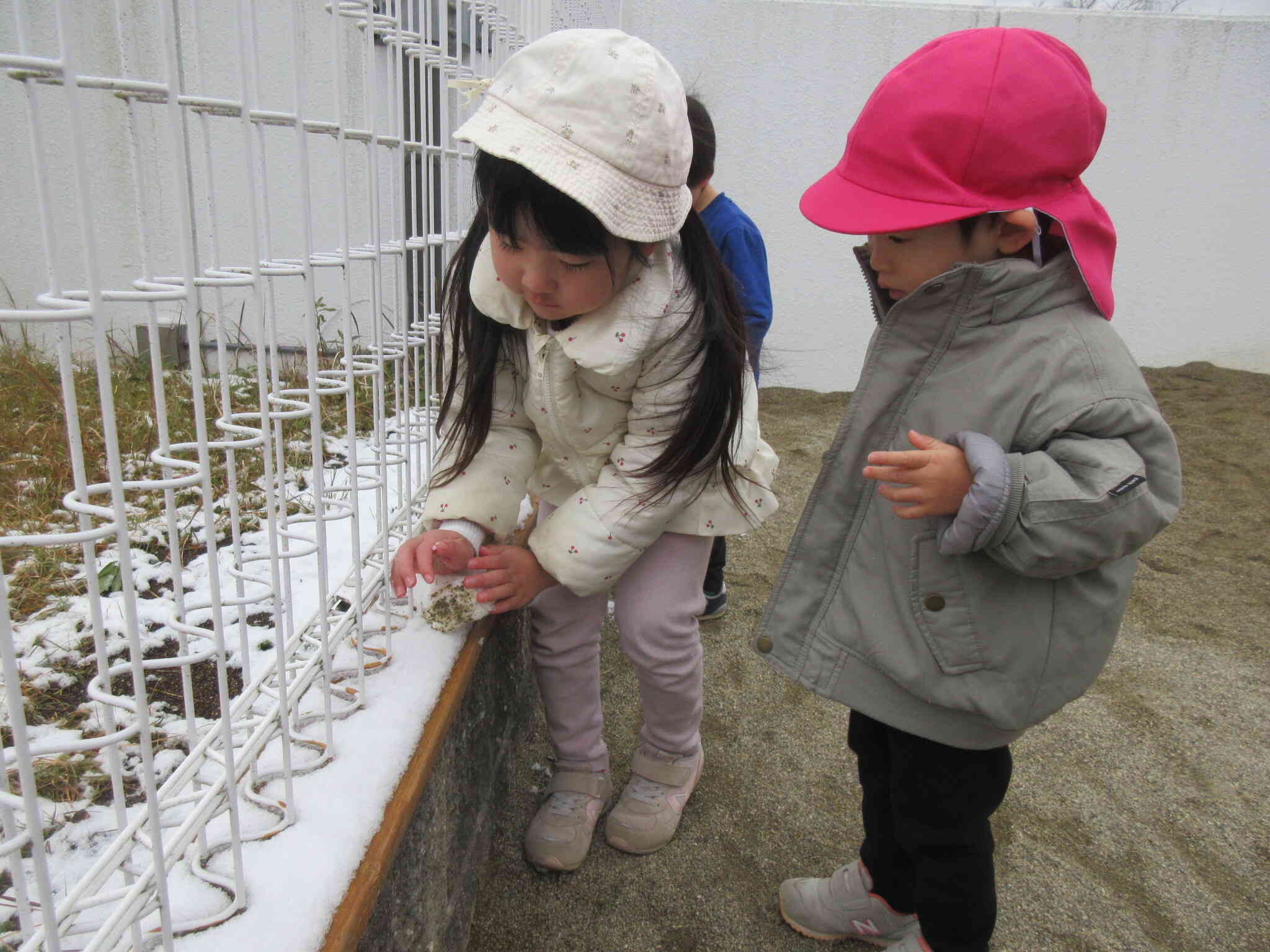 雪遊び！冷たいけど・・うれしいね！