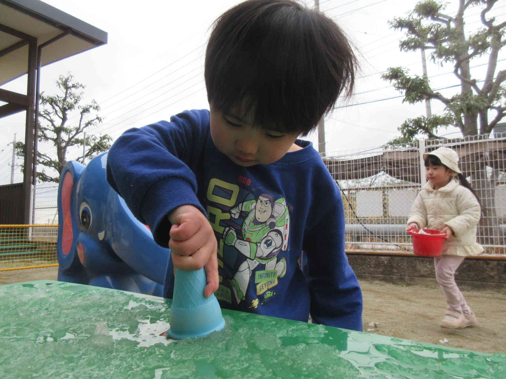 机に雪をすりすり～♪