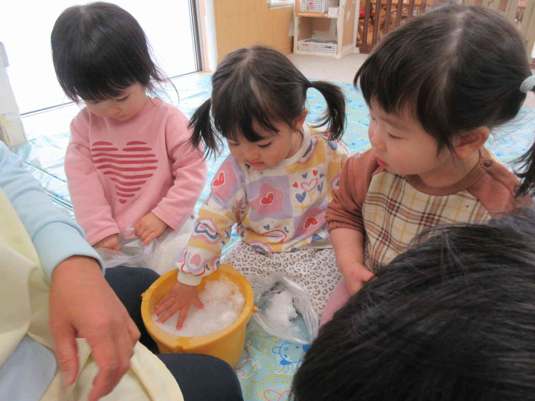 ひよこ組さんも雪触ったよ！