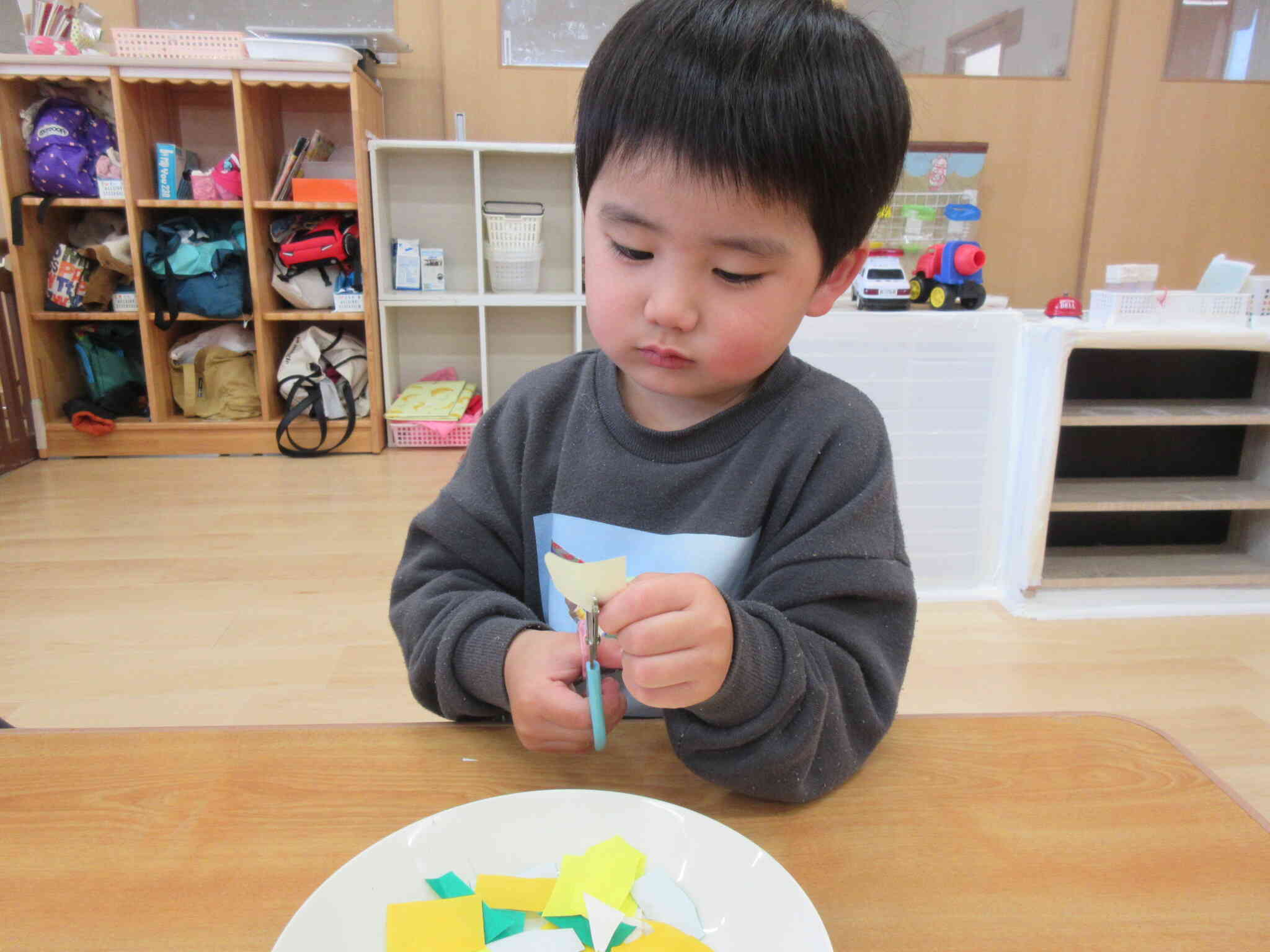 はさみに挑戦したよ。がんばってね！