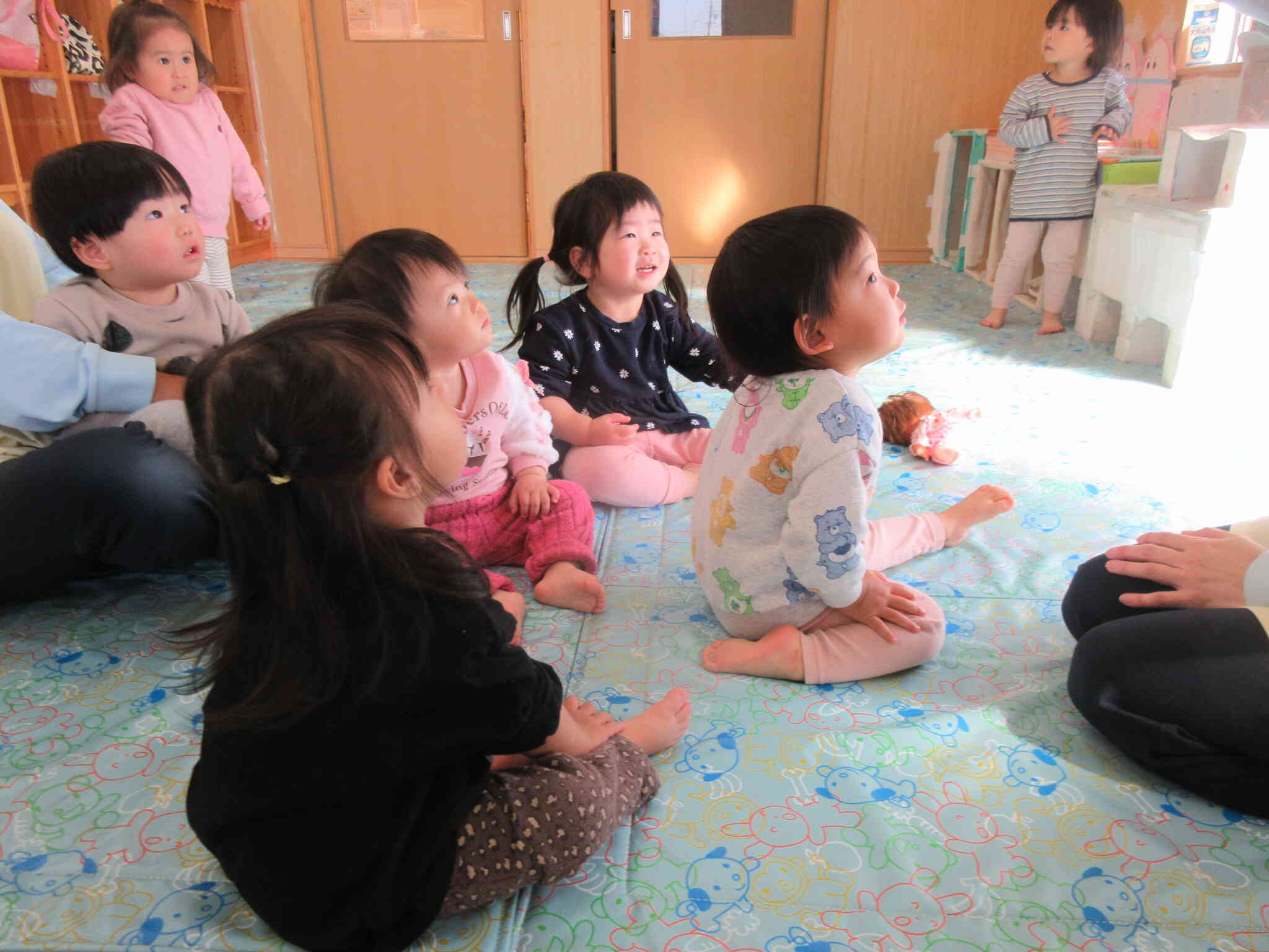 みんなでお話を聞いたよ～。