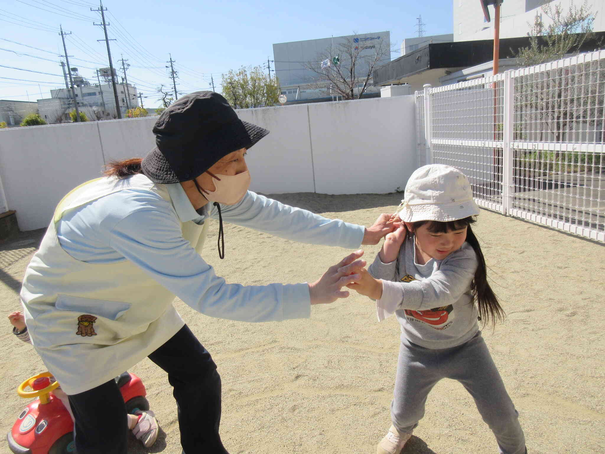 先生とお相撲ごっこ！力強いね！