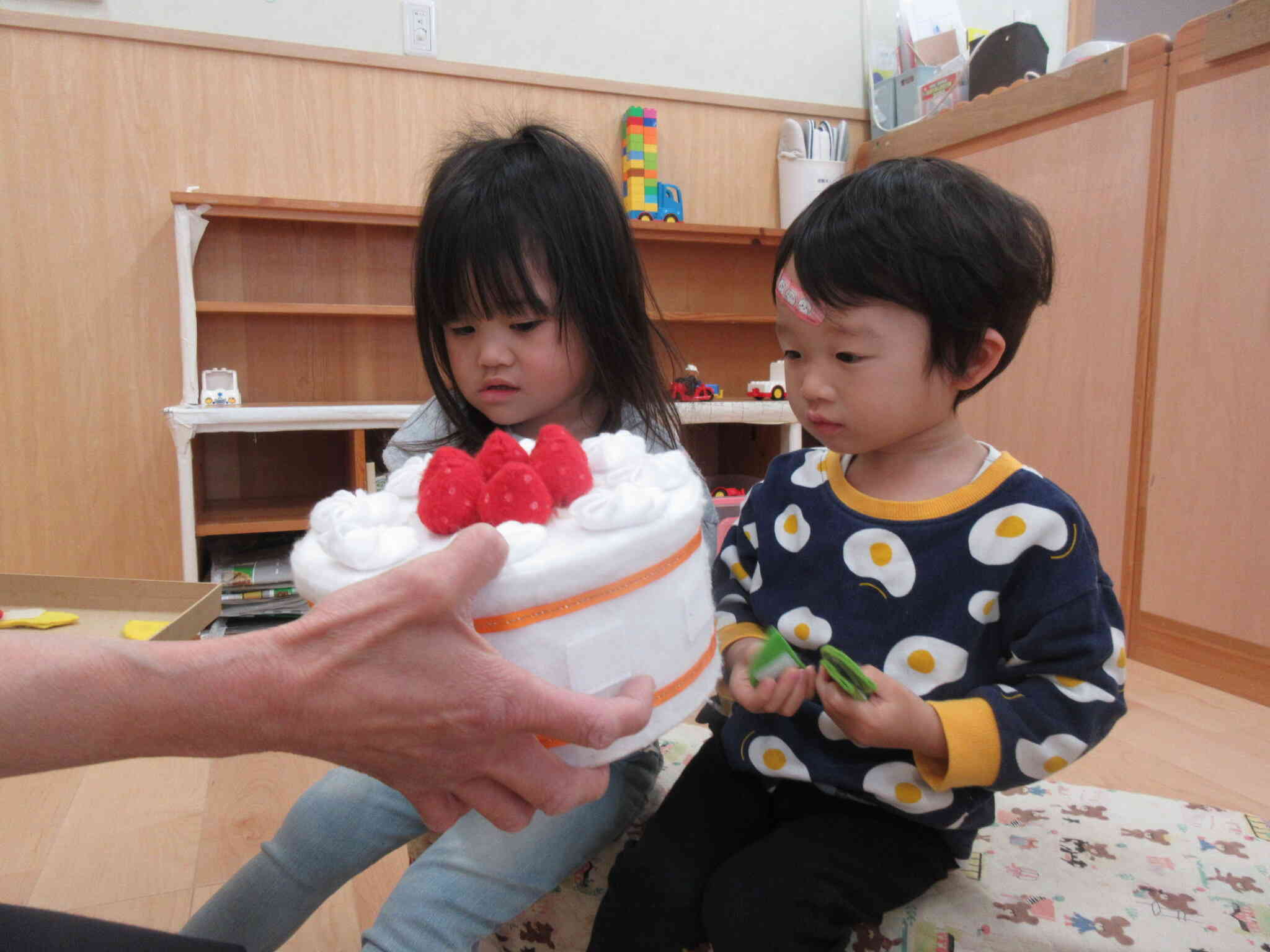 みんなでケーキに飾りつけ♪