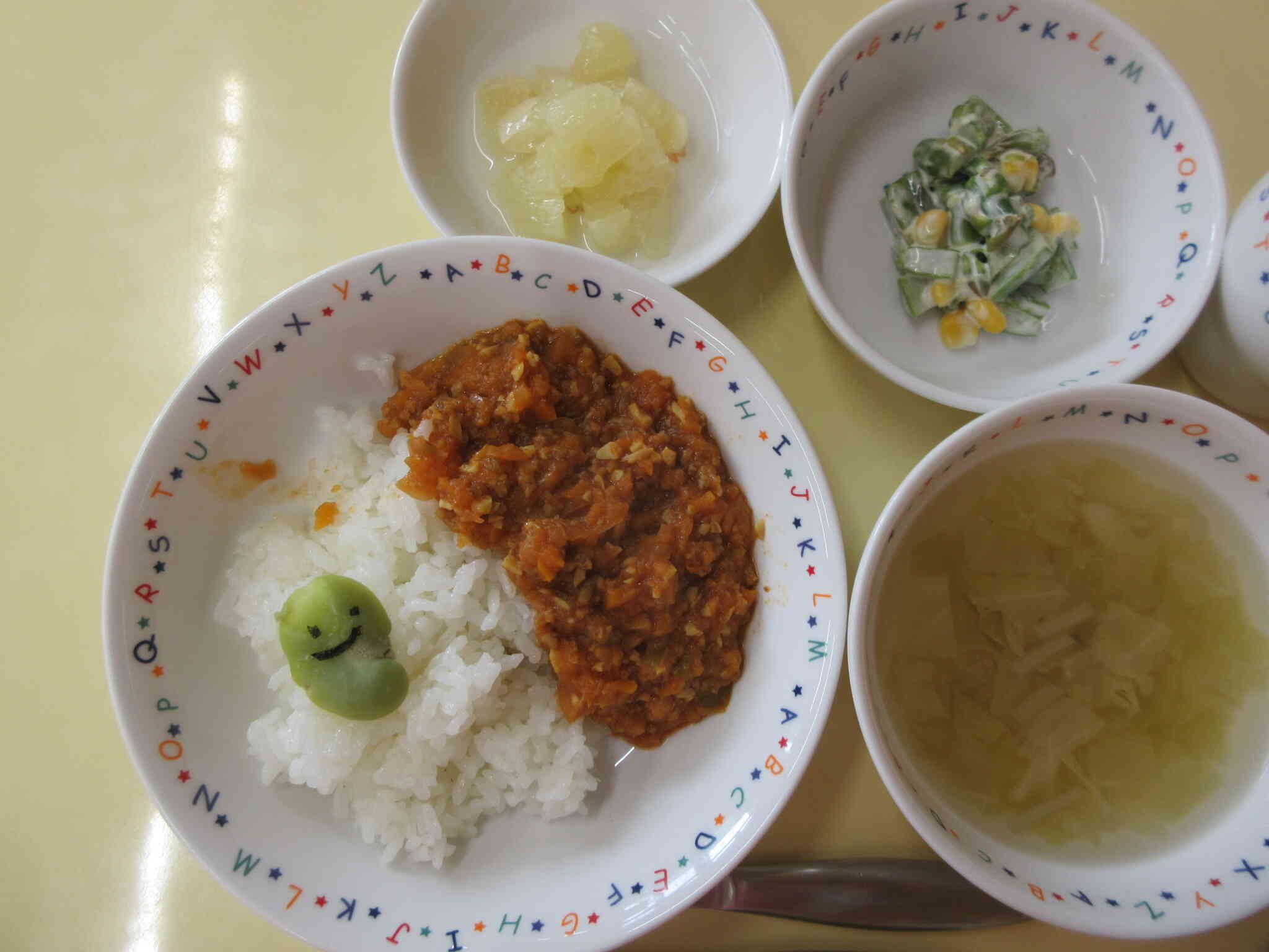 給食に可愛いそら豆くんが登場！