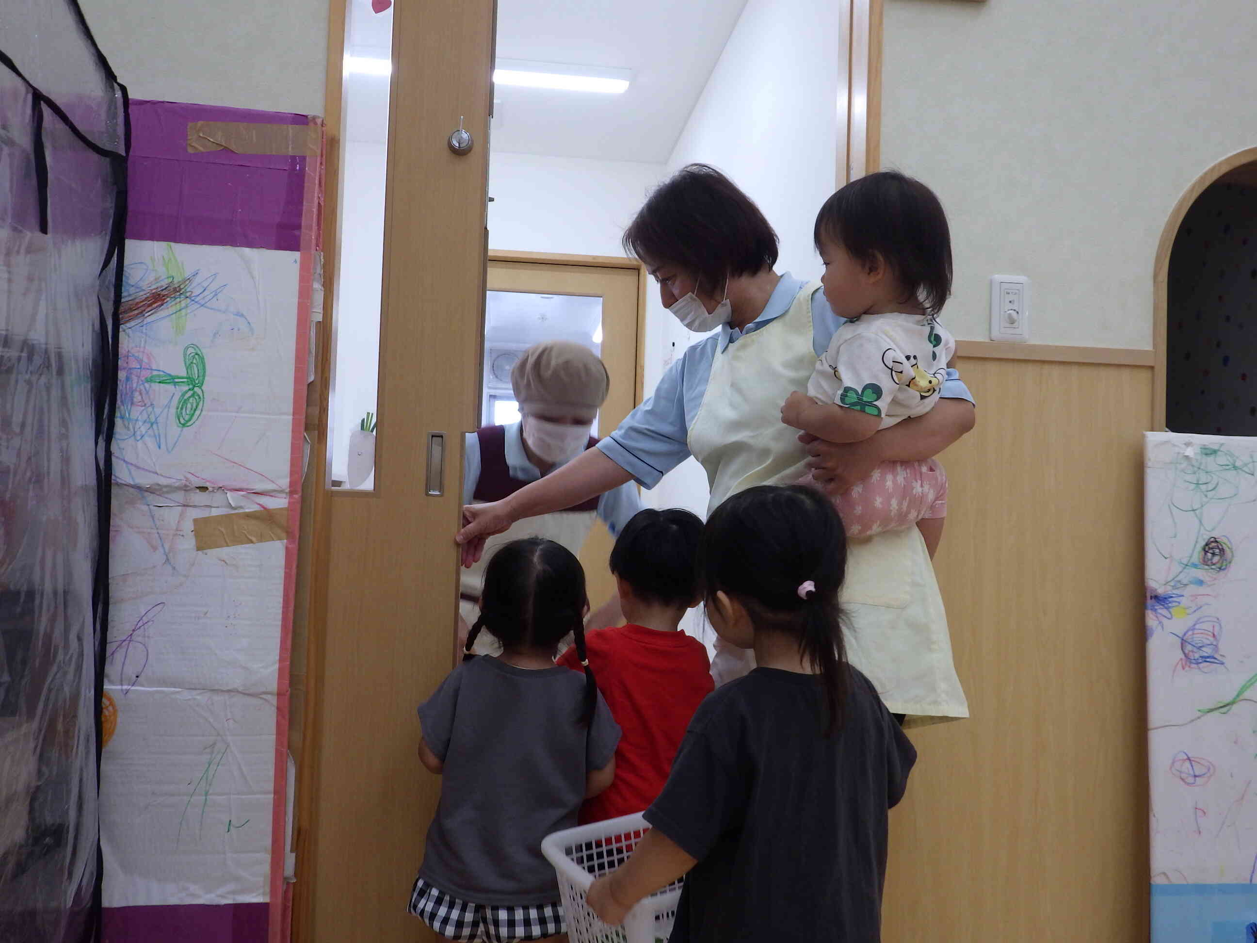 給食室に届けて給食を楽しみにしています♪