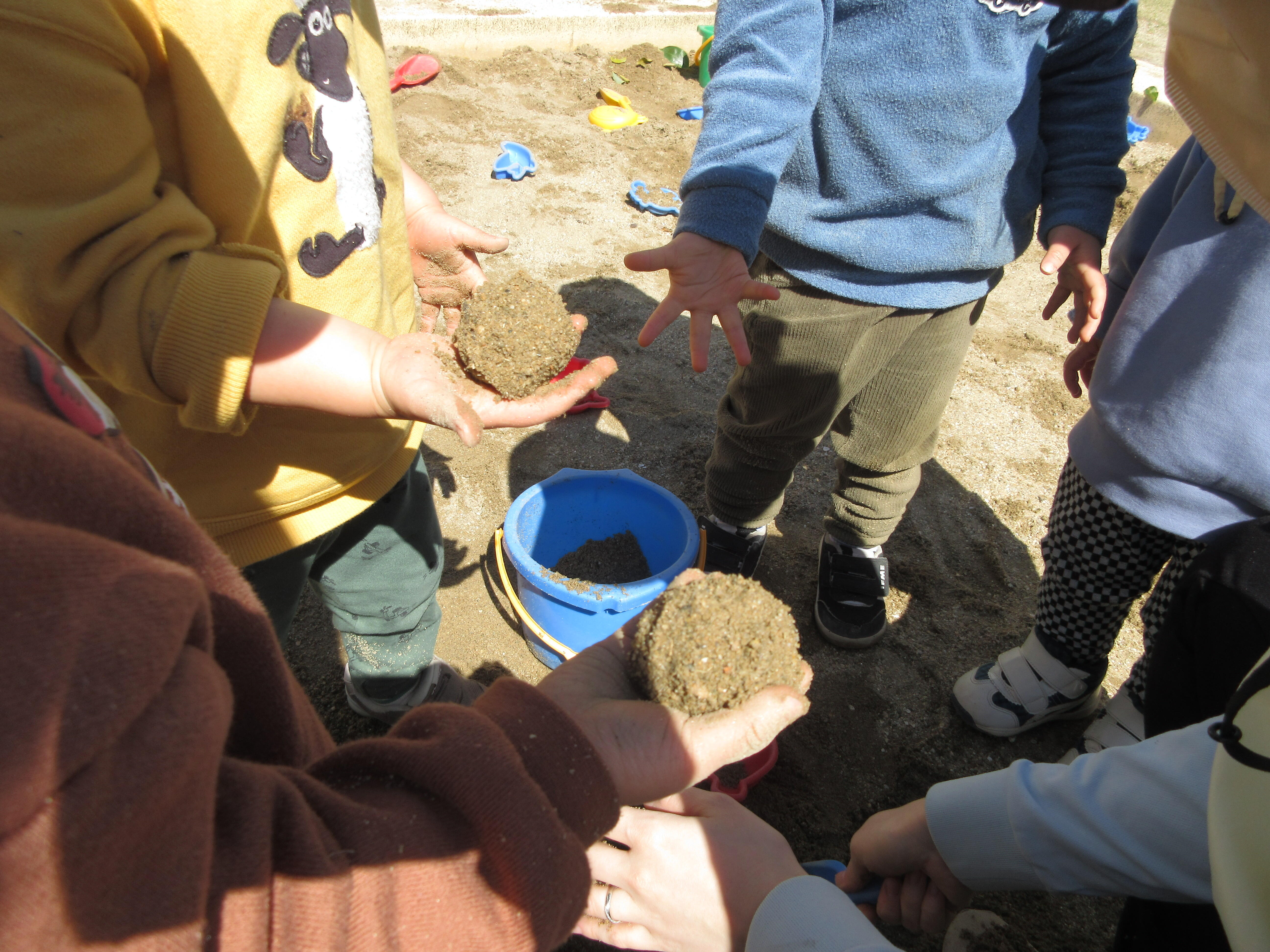 先生が砂でお団子を作ると、崩れないように手のひらにお団子を乗せることができました！