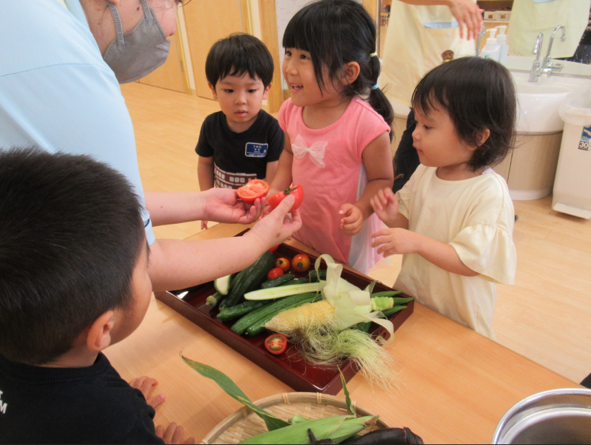 色々な野菜を触ったり匂ったりしました！