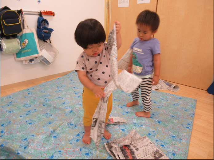 新聞紙遊びをしたよ!