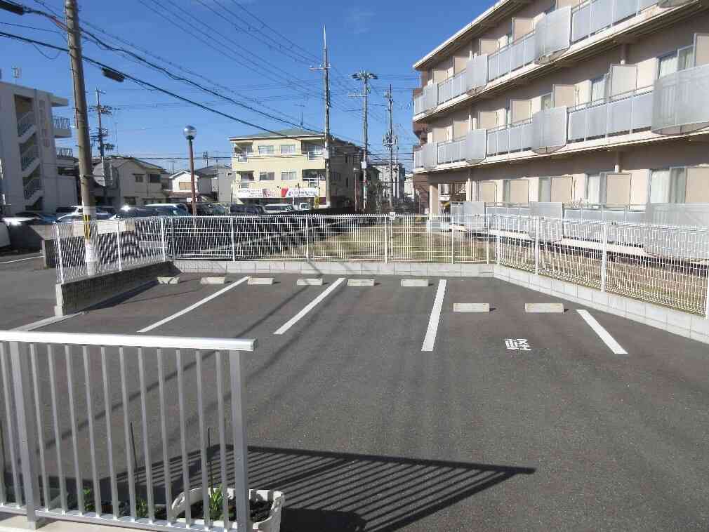敷地内に駐車場があります。送迎時に4台まで駐車できます。ご見学や子育て広場の際にもご利用いただけます。