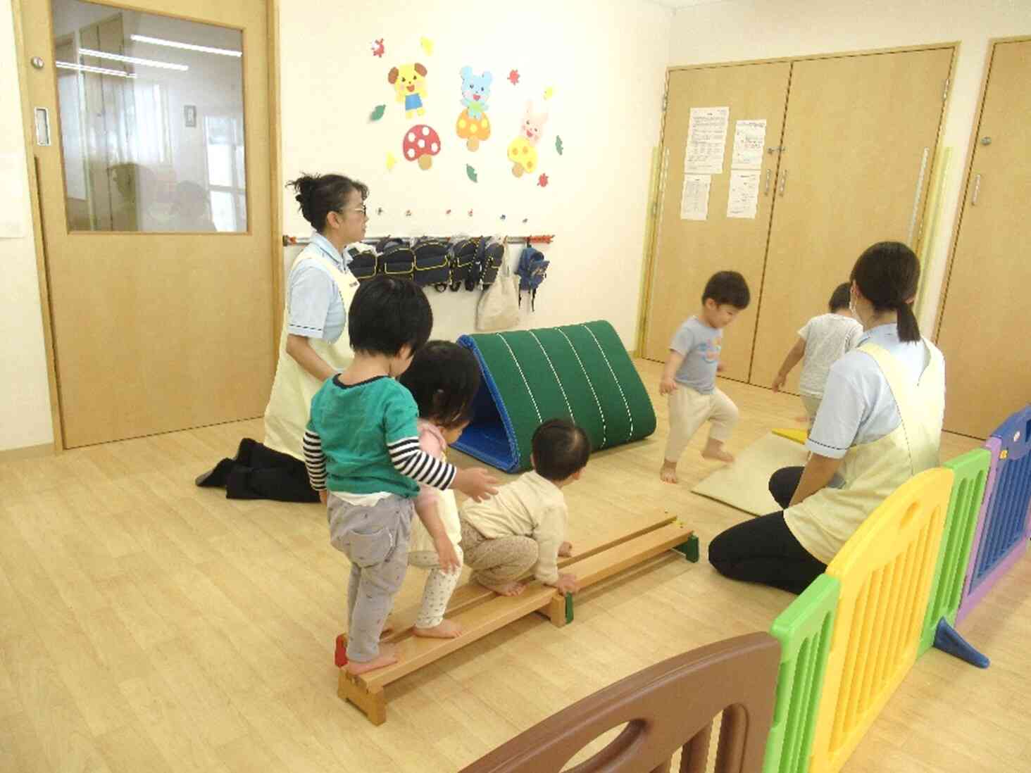 平均台やマットなどで、サーキット遊びを楽しみました。