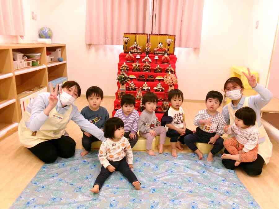 お兄さんお姉さんたちが飾ってくれたひな人形の前で、ハイチーズ☆彡