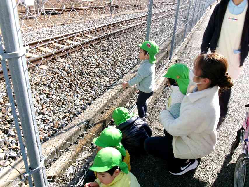 0歳児・1歳児クラスのお友だちは、お散歩に行って電車を見ました(*^-^*)