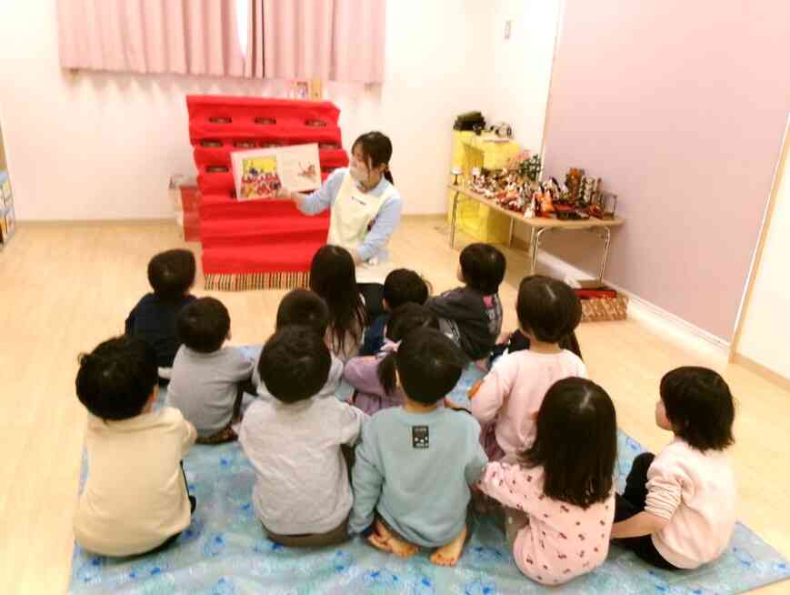 ひな人形を並べる前に、ひな祭りの絵本視聴で由来や飾り方を学びました◎