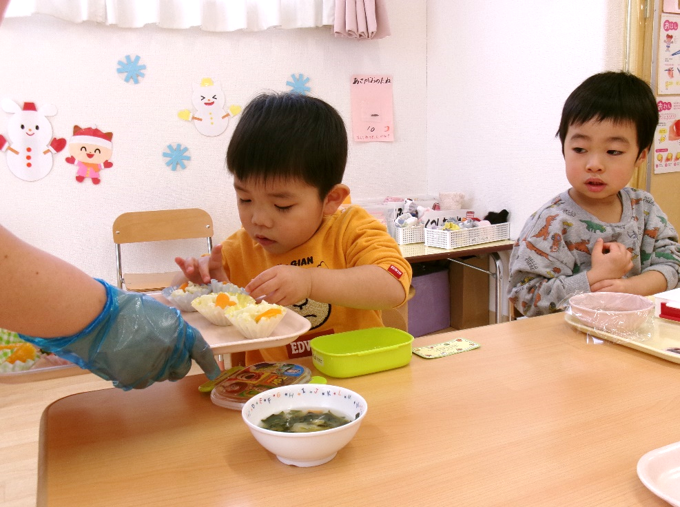 両手で慎重に・・・♪
