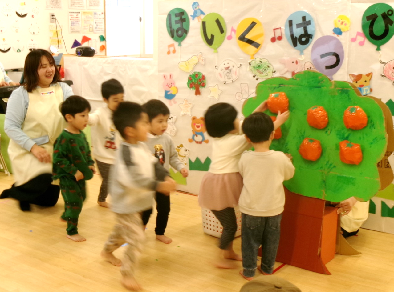 うさぎ組の保育発表会♪【ミックスジュースを作ろう】｜ニチイキッズ