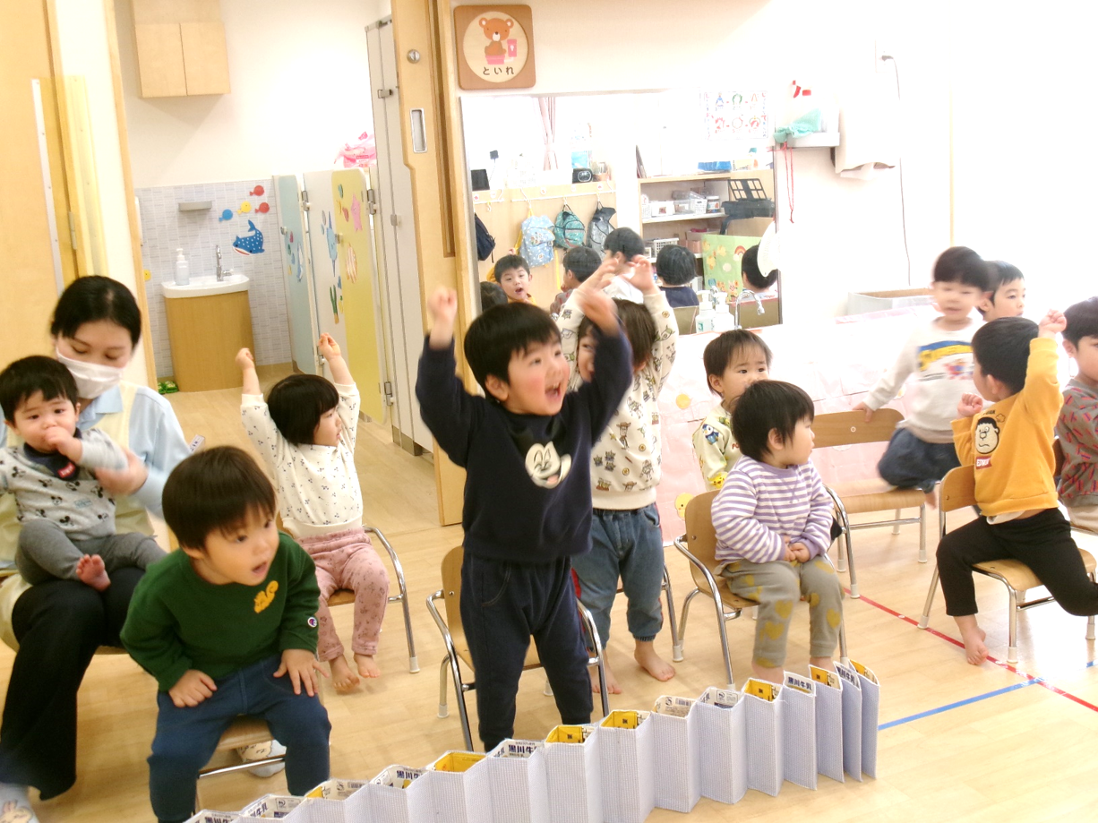 4月から3月までの歌をうたいながら、1年の行事を振り返りました。みんな、必死に思い出しながら楽しい思い出を振り返りました。