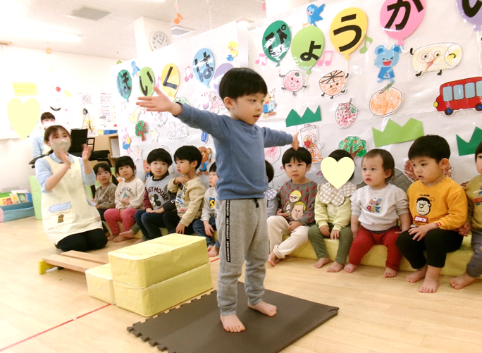 平均台を渡って・・・巧技台からジャンプ！