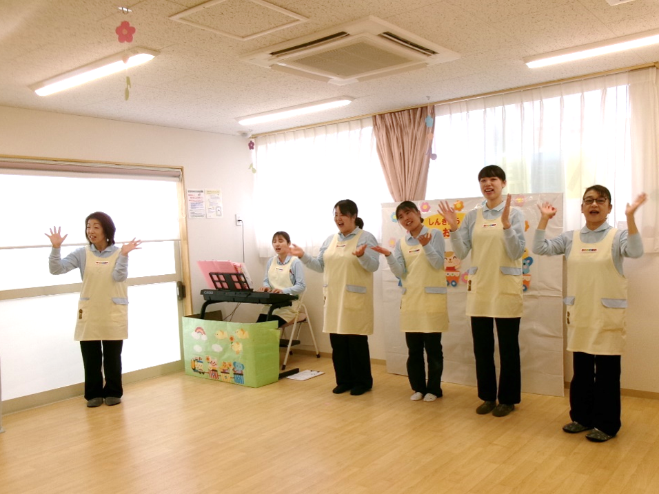 普段からお馴染みの手遊びも楽しみました^^♪