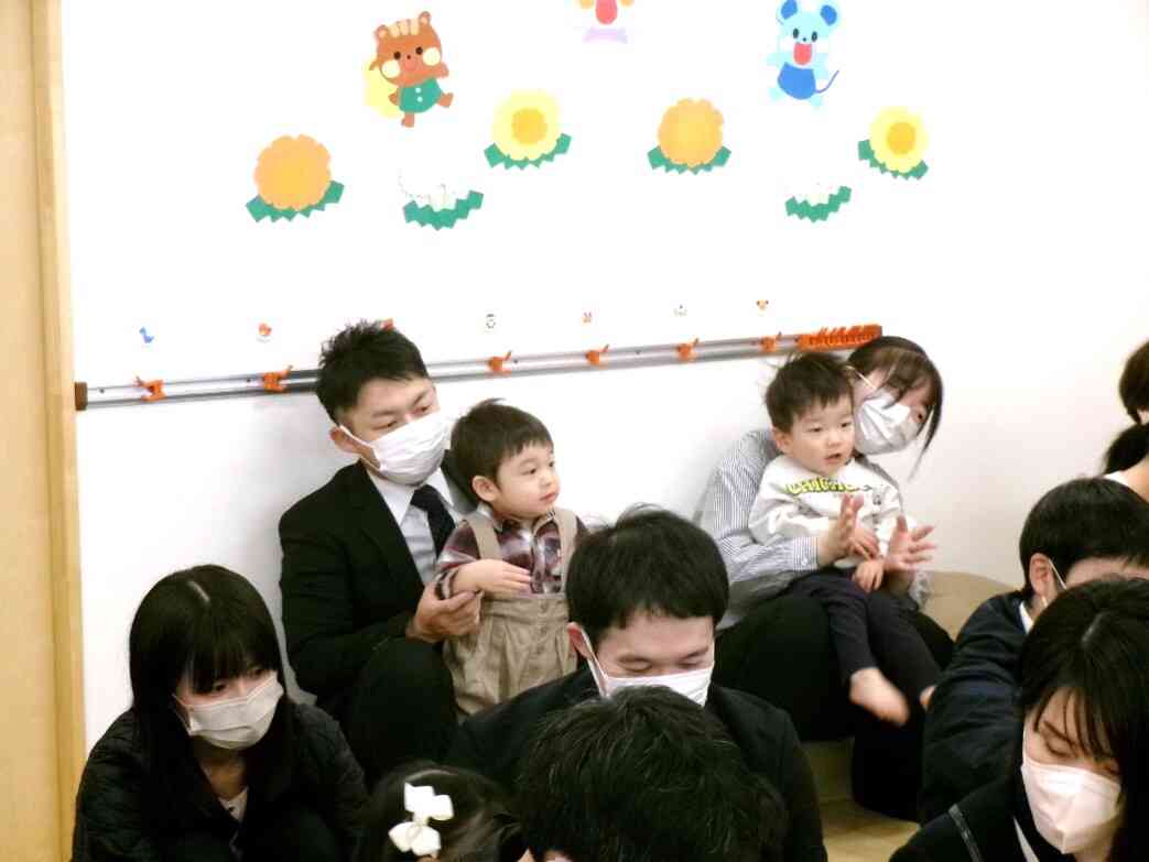 『はるですね はるですよ』『てをたたきましょう』をうたいました♪