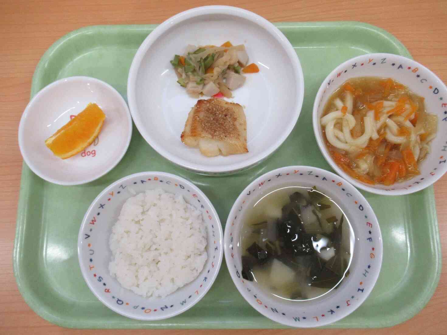 今日の給食は、ゆかりごはん、こまつなのおみそ汁、かれいの利休焼き、切り干し大根のうま煮、オレンジ、ツナカレーうどん（おやつ）でした。 おやつの時間には、「カレーのいい匂いがする～！」と声が聞こえてきました♪
