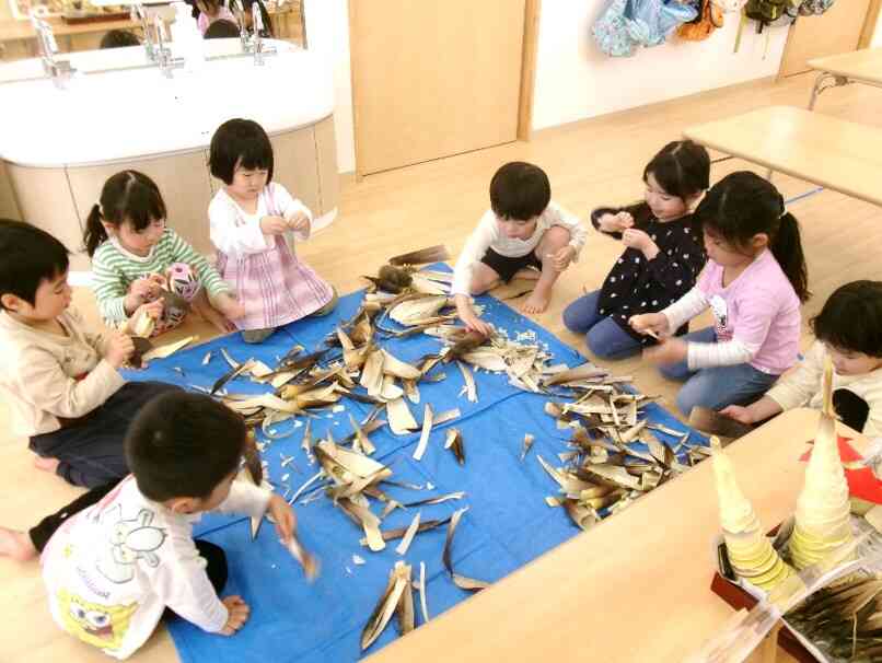 お部屋に戻ってからは、大きな筍に触れてみました。皮をめくる音や、匂いを豪快に楽しみました♪