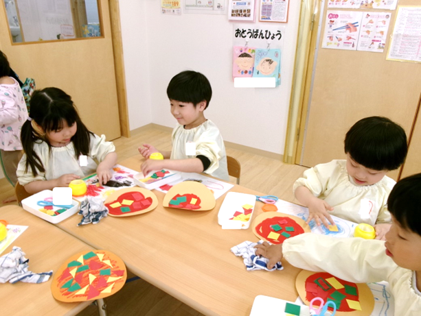 とっても美味しそうなピザを作っています♪♪