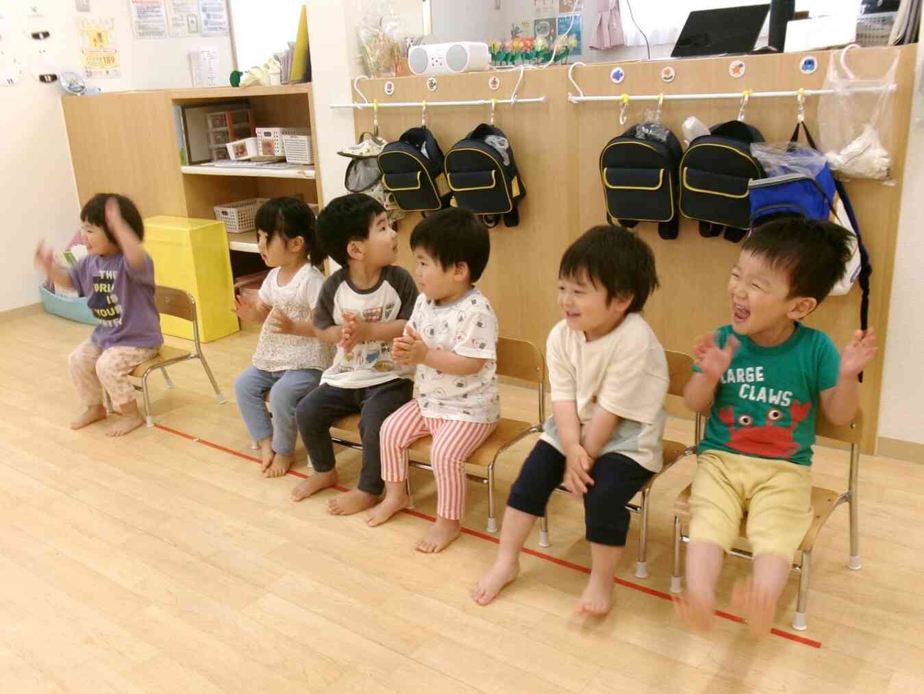 ピアノのリズムに合わせて、みんなで手を叩いています☆彡