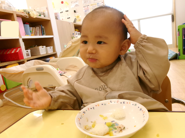 昼食の様子です♪ひよこ組さんもすっかり慣れて、いろんな表情を見せてくれます(*^-^*)