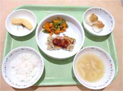 今日の給食♪ご飯、ミートローフ、えんどう豆のソテー、キャベツのお味噌汁、りんご、五平餅（おやつ）でした(*^^*)