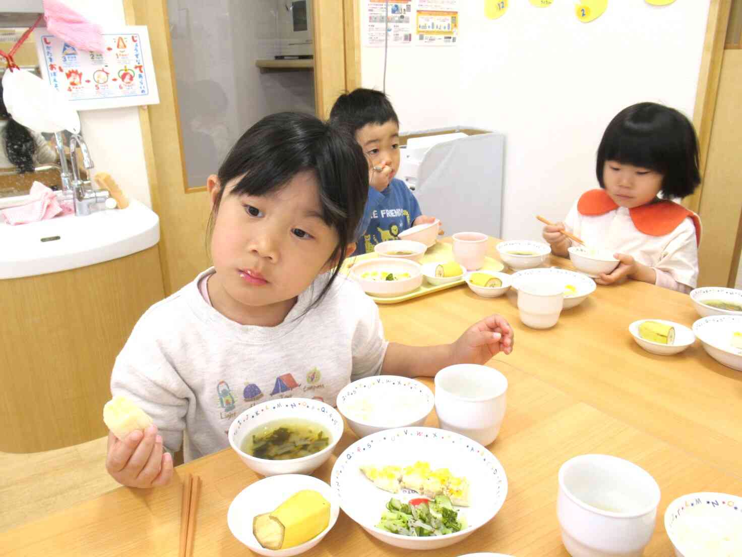 給食美味しいね♪ 午後からは内科検診を受けました♪