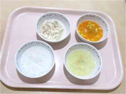離乳食（中期食）は、七倍粥、鶏肉と豆腐の煮物、にんじんの出汁煮、キャベツのスープでした✨