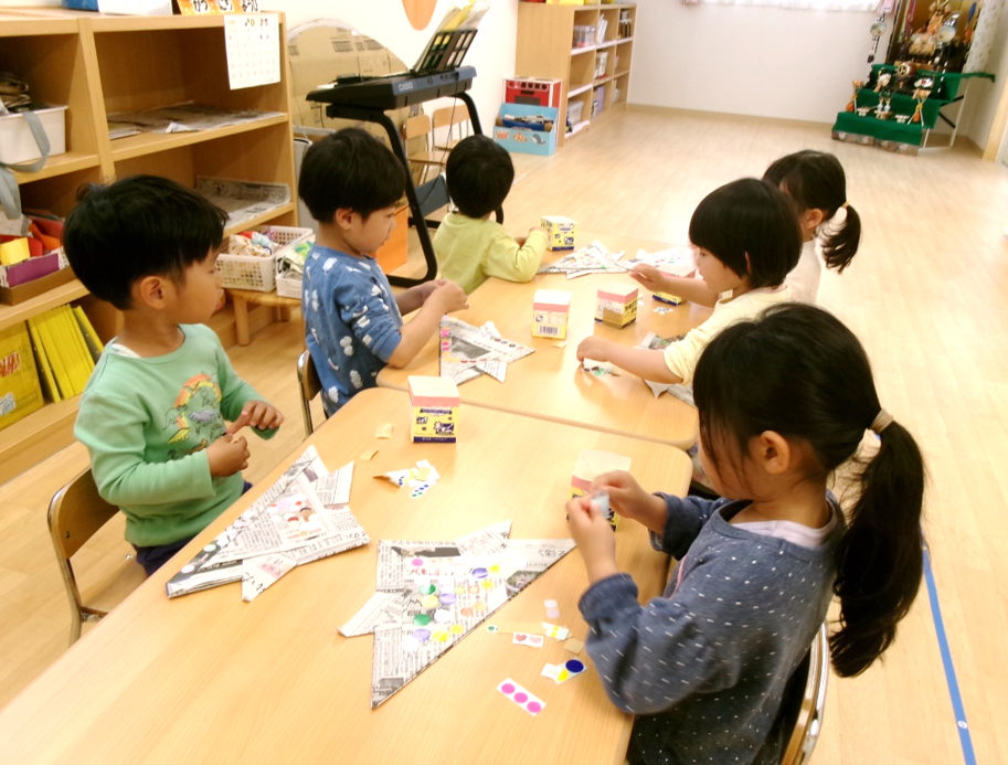 新聞紙で作ったかぶとに、好きなシールで飾りつけ♪