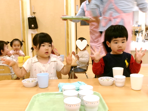 今日のおやつは、そぼろおにぎり☆彡あっという間に完食です＾＾♪