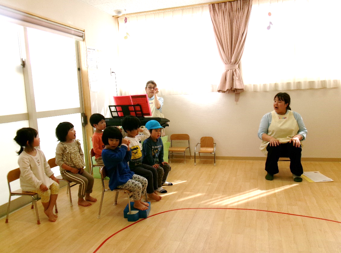 帰りの会の様子です(*^-^*)今日はどんな一日だったかな？毎日その日の振り返りをしています♪明日は、こどもの日の会があります(^^)/~~~