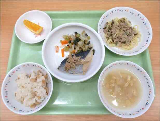 今日の給食は…タケノコご飯、さわらとごぼうの煮付け、小松菜の土佐酢和え、玉ねぎのお味噌汁、オレンジ、ジャージャー麺（おやつ）✨
