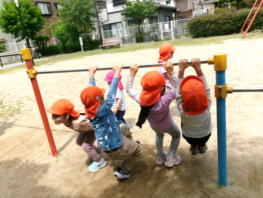 1,2,3！力を込めて、ぶら下がることができるよ＾＾♪