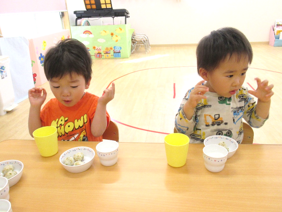 今日のおやつは、そぼろおにぎり！いただきます♪